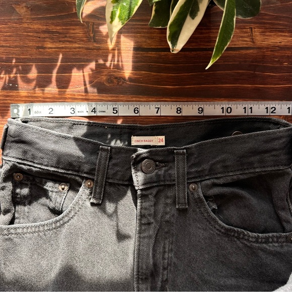 Levi's — Women’s Cinch Baggy Jeans - Picture 10 of 12